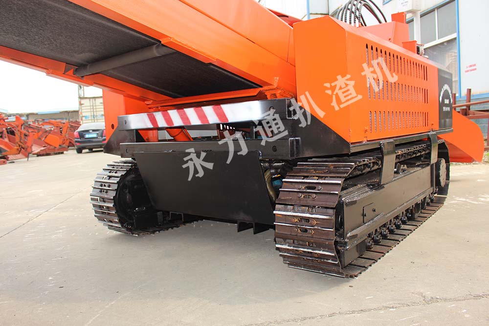 永力通扒渣機履帶行走.jpg 永力通扒渣機履帶行走.jpg